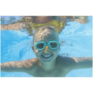 Enfant avec kit de protection Bestway Aquanaut Essential (à partir de 7 ans) sous l'eau dans la piscine.
