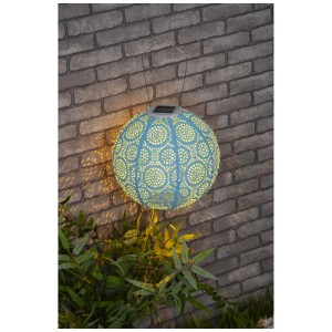 Lanterne solaire LED Schönenberger Tyvek bleue (Ø 25 cm) avec lumière blanc chaud, suspendue devant un mur.