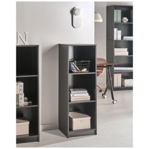 Étagère Zehna noire et étroite avec 3 compartiments ouverts pour livres et décorations dans un salon moderne.