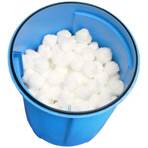 Système de filtration Steinbach Active Balls 50 : Récipient bleu rempli de billes filtrantes blanches.