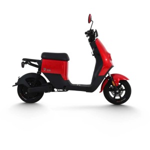 Scooter électrique rouge Yadea DE3, jusqu'à 25 km/h. Scooter électrique pour le transport urbain.