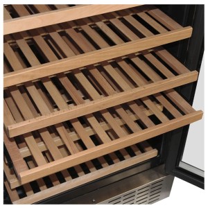 Étagères coulissantes en hêtre dans la cave à vin Kibernetik. Racks en bois clair pour bouteilles.