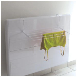 Stendino da termosifone MSV in acciaio bianco con bucato appeso.