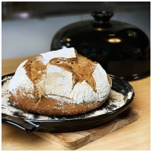 Emile Henry Brotbackglocke, graue Keramik, Ø 34 cm, mit gebackenem Brot.
