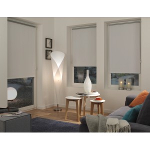 Store enrouleur thermique Gardinia EasyFix, 90x210 cm, blanc, dans salon avec canapé et lampe.
