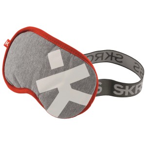 Masque de sommeil Skross Deluxe gris clair avec bordure rouge et logo blanc. Idéal pour voyage et détente.