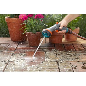 Gardena Comfort doccia di pulizia in azione: irrigazione e pulizia in giardino.