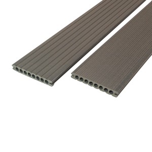 Lame de terrasse Rettenmeier WPC frêne gris, surface rainurée, section transversale avec chambres creuses.