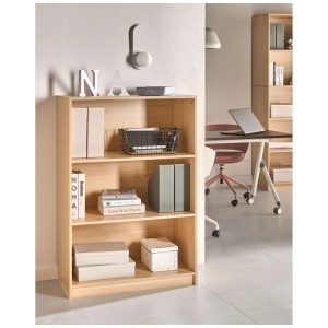 Étagère Beliani Zehna en panneau de fibres clair avec 3 niveaux ouverts, remplie de livres et déco, style scandinave.