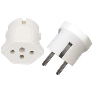 Adaptateur fixe blanc Schuko vers Type 13 (3 broches) pour une utilisation dans les pays avec prises Schuko.
