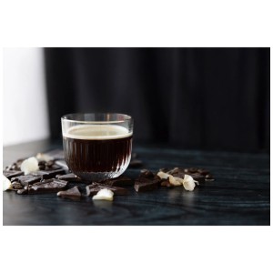 Bicchiere La Rochere Bodega Ouessant, 22 cl, con bevanda, cioccolato e chicchi di caffè.
