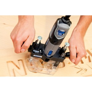 Dremel Attacco fresa verticale 335 JA in uso per fresare lettere nel legno.