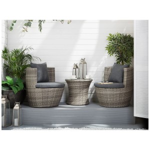 Set bistro Beliani Capri grigio con sedie in polyrattan, cuscini e tavolo per balcone o patio.