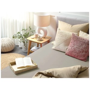 Drap-housse taupe Beliani Janbu en coton, 140x200 cm, sur un lit.