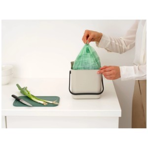 Brabantia Abfallbehälter Sort & Go, 6 l, Soft Beige: Mülleimer mit Müllbeutel und Tragegriff.