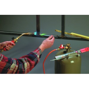 Rothenberger Industrial Kit turbosaldatura in uso: Saldatura forte di metallo con bombola e bruciatore.