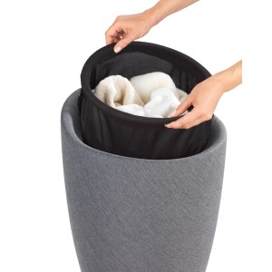 Sgabello da bagno Wenko Candy con sacco per la biancheria in lino grigio, pieno di bucato.