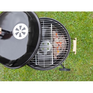 Panier à charbon de bois Jamestown en 2 parties dans un barbecue boule avec du charbon incandescent, ustensile de grill pour cuisson indirecte.