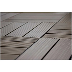 Dalles clipsables Gartec WPC taupe, 30x30 cm, posées pour terrasse et balcon.