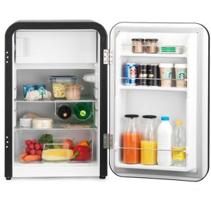 Offener, schwarzer Trisa Kühlschrank Frescolino Classic (107 l) gefüllt mit Lebensmitteln.
