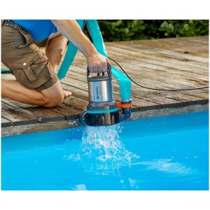 Pompe submersible eau claire Gardena 11000 en utilisation dans une piscine. Pompe électrique avec boîtier en acier inoxydable.