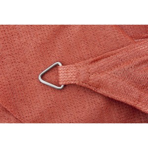 Gros plan : voile d’ombrage carrée Windhager Adria couleur terre cuite avec anneau de fixation.