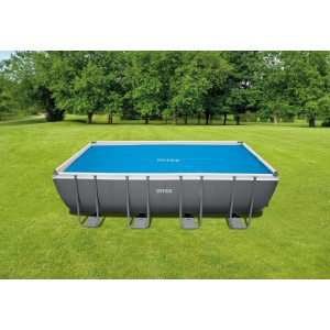 Piscine rectangulaire Intex Ultra Frame 549x274 avec couverture solaire bleue pour chauffer l'eau.