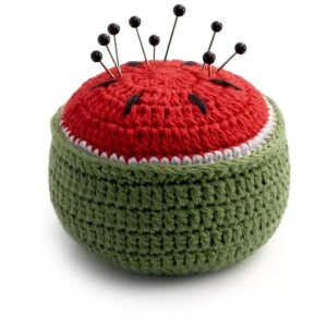 Cuscinetto per aghi Prym a forma di melone, all'uncinetto, rosso-verde, con aghi. Strumento creativo decorativo per progetti di cucito.