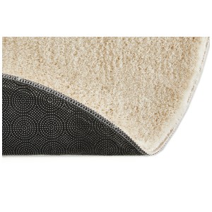 Dettaglio tappeto rotondo Andiamo Arezzo color crema: pelo morbido, fondo antiscivolo.