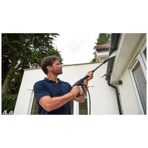 Uomo pulisce la grondaia con l'idropulitrice Bosch ugello 3in1 Aquatak (max. 135 bar).