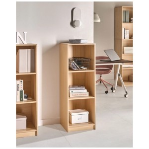 Étagère Beliani Zehna marron clair en panneau de fibres avec 3 niveaux ouverts, livres et déco, dans pièce moderne.