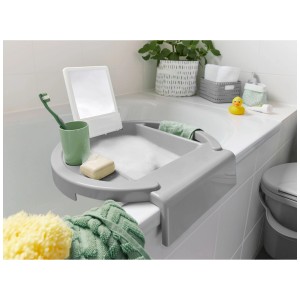 Lavabo pour enfant Rotho Kiddy Wash gris sur baignoire avec miroir, savon et gobelet.