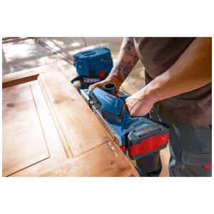 Rabot sans fil Bosch Professional GHO 18V-26 en utilisation sur bois, sans batterie.