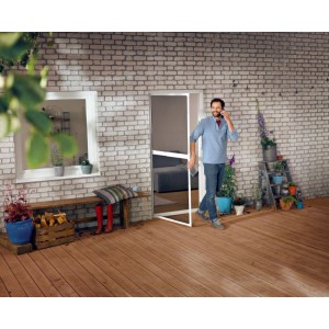 Uomo che attraversa la porta pieghevole tesa® Insect Stop (antracite). Zanzariera con telaio in alluminio per porta patio.