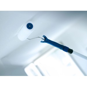 Rullo LUX-TOOLS Vestan 25 cm con asta telescopica mentre dipinge un soffitto.