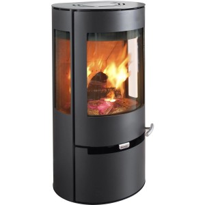 Aduro Kaminofen 9, acier noir, 6 kW, EEC A+, avec vitre trois faces et bois dans la chambre de combustion.