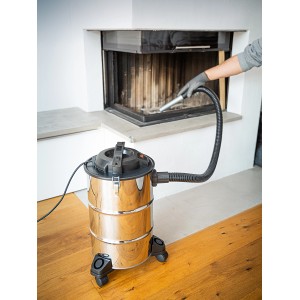 Aspirateur à cendres AS-20/1200 en utilisation pour nettoyer une cheminée. Aspirateur eau et poussière avec cuve en inox.