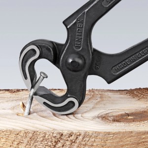 Tenaille Knipex (210 mm) arrachant un clou du bois.
