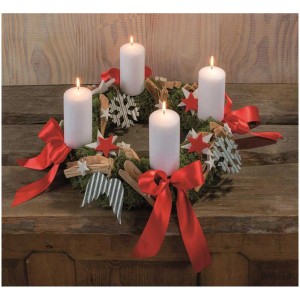 Adventskranz mit weißen Kerzen, roten Schleifen und Holzsternen als Deko.