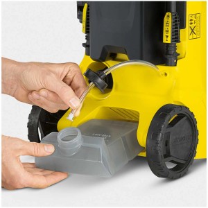 Gros plan : Remplissage du réservoir de détergent sur le nettoyeur haute pression jaune Kärcher K 3 Power Control.