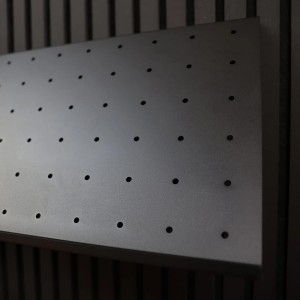 Scarpiera nera Denpanels per montaggio su pannelli acustici, viti incluse.