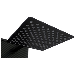 Primo piano: Doccia solare Steinbach Straight Line nera con soffione a pioggia.