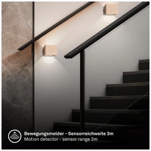 Applique murale beige Briloner Borra avec détecteur de mouvement dans un escalier.