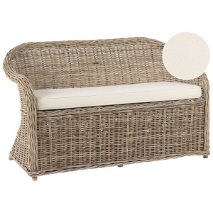 Banc de jardin Beliani Susua en rotin naturel avec coussin clair. Banc extérieur tressé à la main pour jardin & balcon.