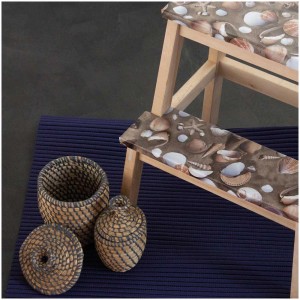 D-c-table Tischdecke Sharon Limone 140x180 cm mit Muschelmuster auf Leiter und Körben.