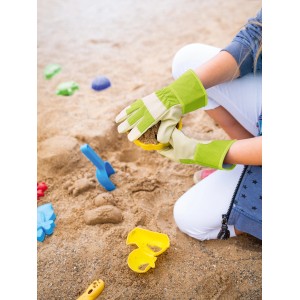 Enfant jouant dans un bac à sable avec des gants de jardinage jaunes taille 4 de la catégorie vêtements de jardin.