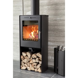 Poêle à bois Aduro 19 noir (5 kW) avec rangement pour le bois et feu allumé.