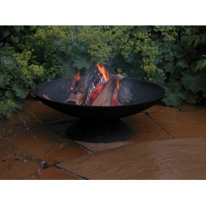 Gusseisen Feuerschale L mit Holz befeuert, für gemütliche Gartenatmosphäre.