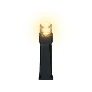 Gros plan d'une ampoule LED blanc chaud lumineuse de la guirlande OBI pour éclairage extérieur.