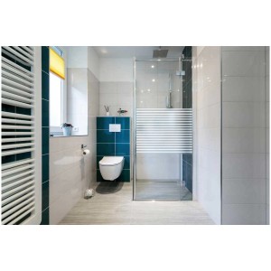 Badezimmer mit D-c-fix Staticfolie Linia auf der Duschwand für Sichtschutz.
